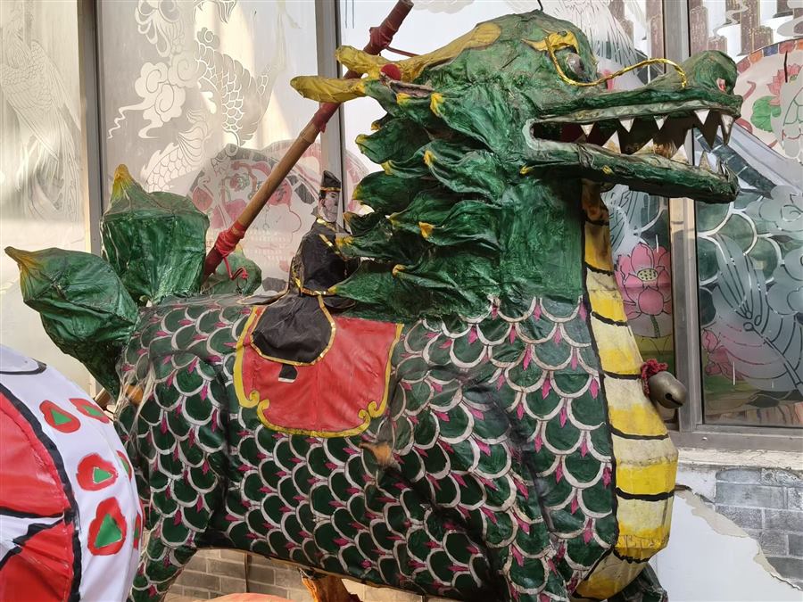 青绿鳞片的龙首灯