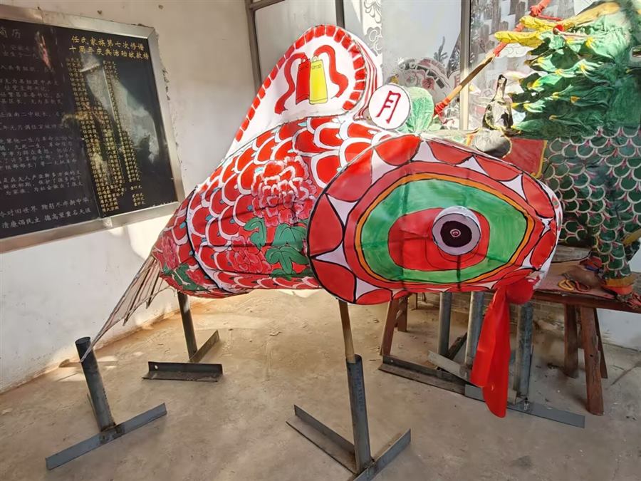红色鳞纹鱼灯